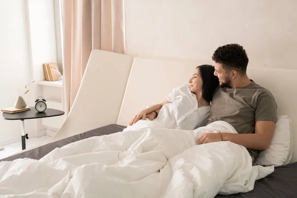 Jovem Casal Descansado Afetuoso Relaxante Cama Casal Grande Pela Manhã — Fotografia de Stock