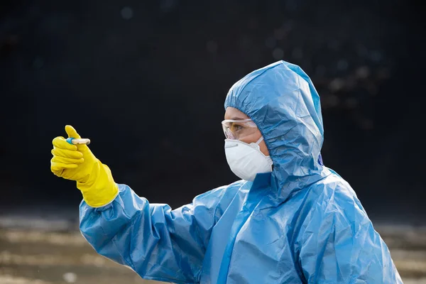 Zijaanzicht Van Jonge Wetenschapper Onderzoeker Beschermende Werkkleding Kijkend Naar Monster — Stockfoto