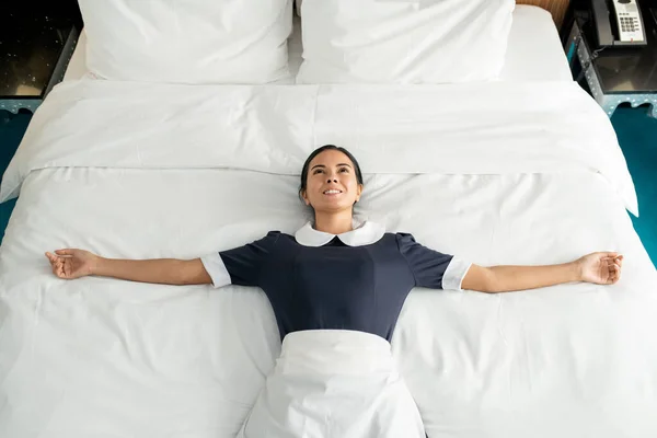 Jovem Camareira Alegre Relaxada Com Sorriso Dos Dentes Deitada Cama — Fotografia de Stock