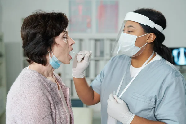 Rijpe Vrouw Met Open Mond Zitten Voorkant Van Jonge Verpleegster — Stockfoto