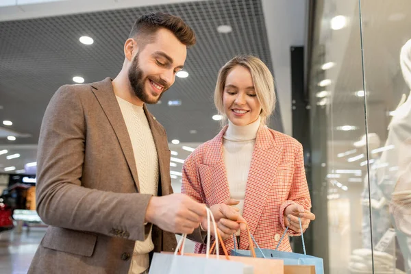 Jovem Homem Feliz Olhando Sacos Compras Feliz Com Suas Compras — Fotografia de Stock