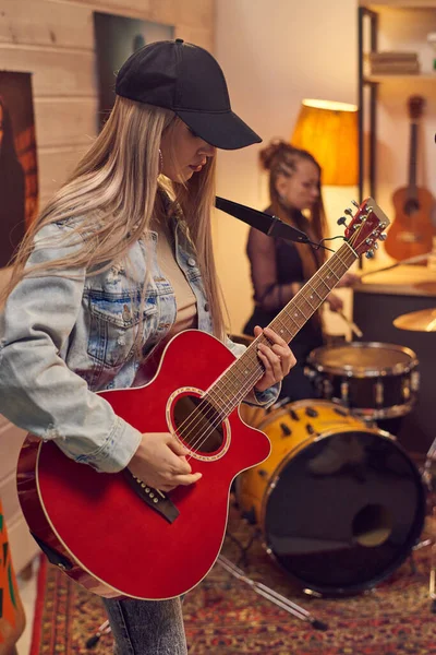 Mladá Žena Kytaristka Hrající Elektrickou Kytaru Svou Hudební Skupinou Studiu — Stock fotografie