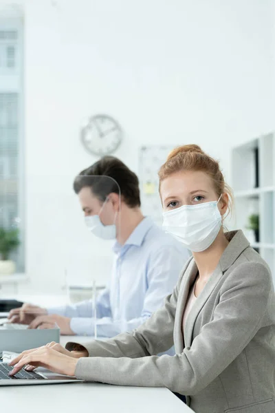 Jonge Vrouwelijke Office Manager Beschermend Masker Elegante Grijze Pak Kijken — Stockfoto