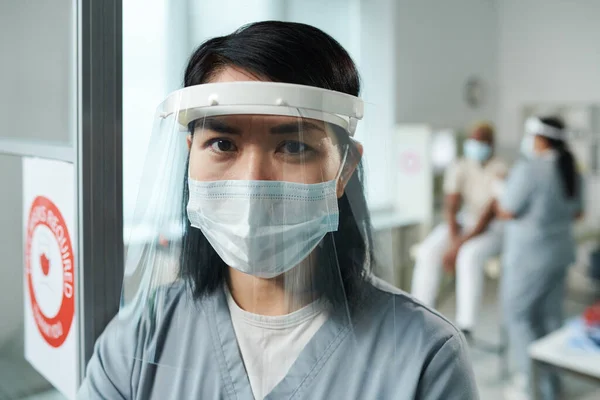 Молодая Медсестра Клиницист Защитной Рабочей Одежде Стоящая Перед Камерой Против — стоковое фото