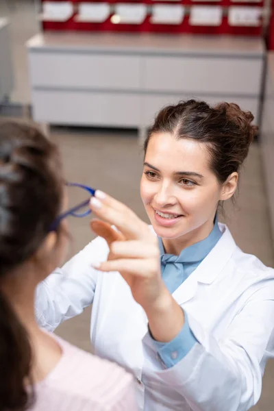 Glad Ung Ögonläkare Whitecoat Sätta Par Nya Glasögon Ansiktet Söt — Stockfoto