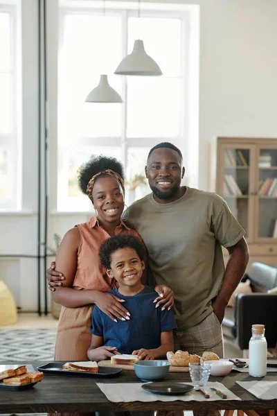 Glädjefylld Afrikansk Familj Bestående Mor Far Och Söt Liten Son — Stockfoto