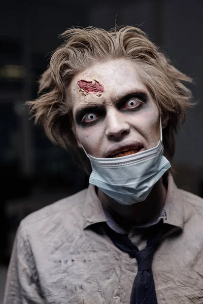 Strašidelný Muž Zombie Ochrannou Maskou Bradě Zmačkaný Formální Oděv Dívá — Stock fotografie