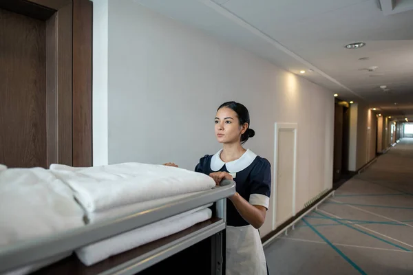 Jong Mooi Brunette Kamermeisje Hotel Werknemer Duwen Kar Met Gevouwen — Stockfoto