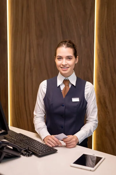 Glad Ung Brunett Kvinnlig Receptionist Modernt Hotell Står Vid Receptionen — Stockfoto