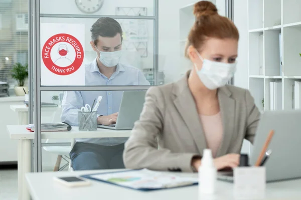 Jonge Elegante Zakenman Beschermende Masker Formele Kleding Zoek Naar Laptop — Stockfoto