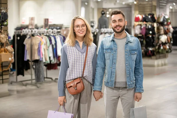 Retrato Pareja Joven Con Ropa Casual Sonriendo Cámara Mientras Está — Foto de Stock