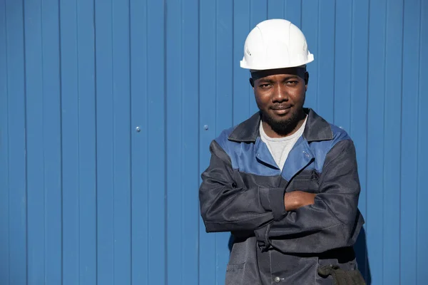 Gelukkige Jonge Fabrieksarbeider Van Afrikaanse Afkomst Werkkleding Hardhat Kruisen Zijn — Stockfoto