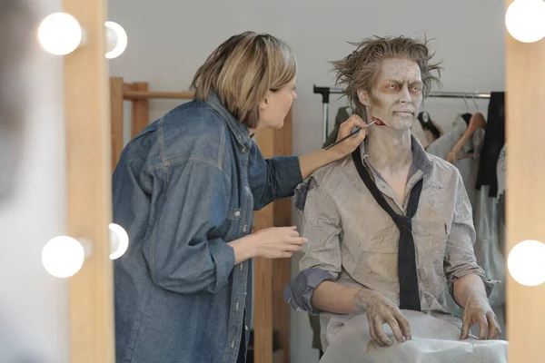 Reflexão Espelho Artista Visagem Feminina Com Escova Aplicando Maquiagem Zumbi — Fotografia de Stock