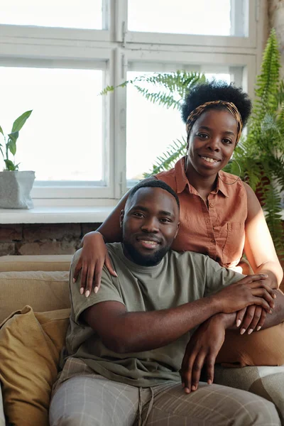 Jovem Casal Africano Feliz Casualwear Olhando Para Você Com Sorrisos — Fotografia de Stock