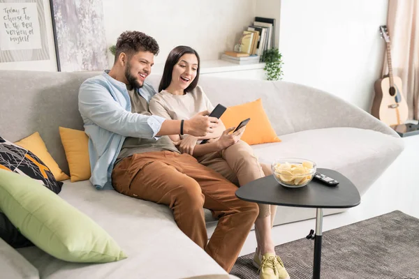 Felice Giovane Uomo Donna Casualwear Guardando Loro Schermi Smartphone Mentre — Foto Stock