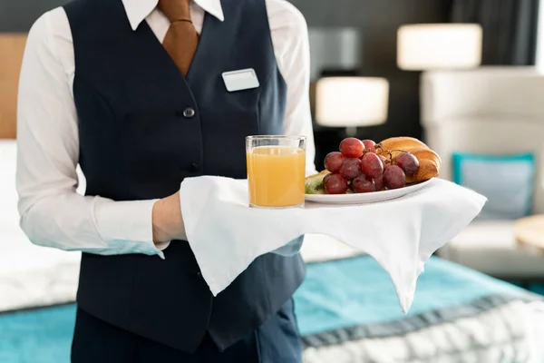 Mittelteil Einer Jungen Eleganten Hotelangestellten Die Tablett Mit Frühstück Hält — Stockfoto