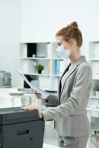 Joven Secretaria Traje Gris Máscara Protectora Mirando Través Uno Los — Foto de Stock