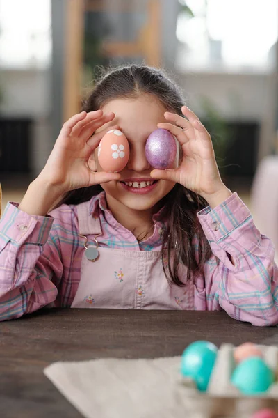 Веселая Милая Маленькая Девочка Повседневной Одежде Раскрашенными Пасхальными Яйцами Глазах — стоковое фото