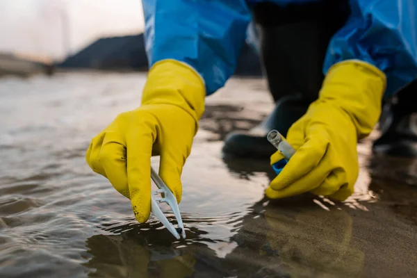 Ecolóloga Contemporánea Guantes Goma Monos Azules Protectores Sentada Sentadillas Mientras —  Fotos de Stock