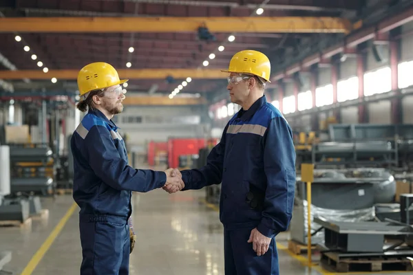 Dos Ingenieros Masculinos Sombreros Protección Ropa Trabajo Saludándose Entre Por — Foto de Stock