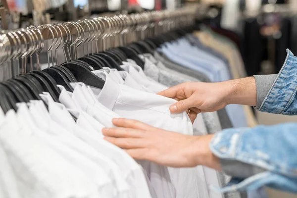 Primo Piano Donna Che Sceglie Camicia Bianca Stessa Nel Negozio — Foto Stock