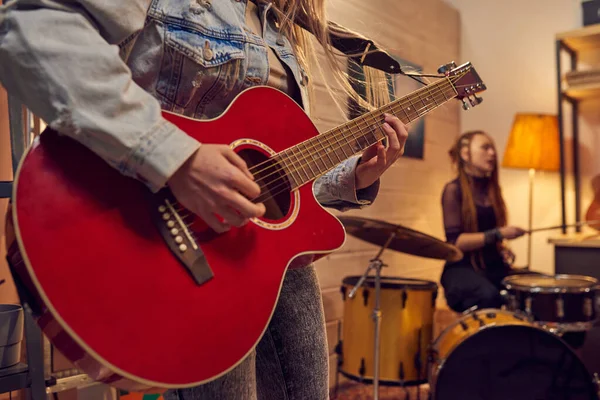 Close Van Vrouwelijke Gitarist Die Gitaar Speelt Met Haar Groep — Stockfoto