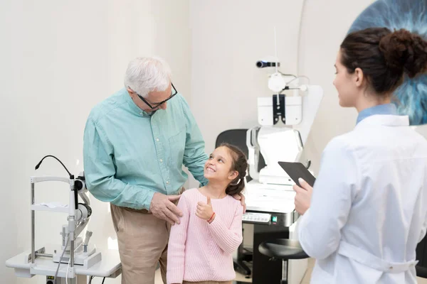 Senior Man His Happy Granddaughter Standing Front Young Female Ophthalmologist — Stock Photo, Image