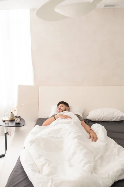 Young Man Sleeping Peacefully White Blanket Large Comfortable Double Bed — Stock Photo, Image