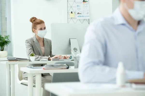 Joven Mujer Negocios Elegante Diseñador Creativo Máscara Protectora Mirando Pantalla — Foto de Stock