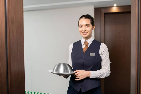 Vrolijke Jonge Elegante Manager Uniform Opbergbakje Met Ontbijt Terwijl Hij — Stockfoto