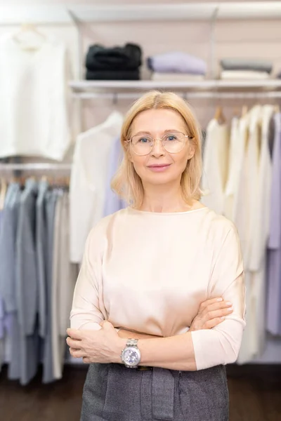 Retrato Una Vendedora Madura Elegante Pie Con Los Brazos Cruzados — Foto de Stock