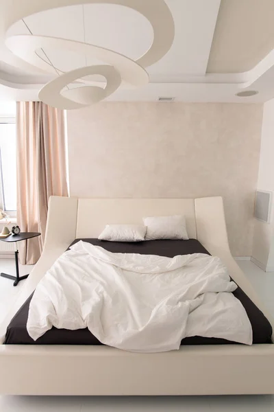 Εσωτερικό Άνετο Υπνοδωμάτιο Άνετο Διπλό Κρεβάτι Γεωμετρικό Πολυέλαιο Παραπάνω Ξυπνητήρι — Φωτογραφία Αρχείου
