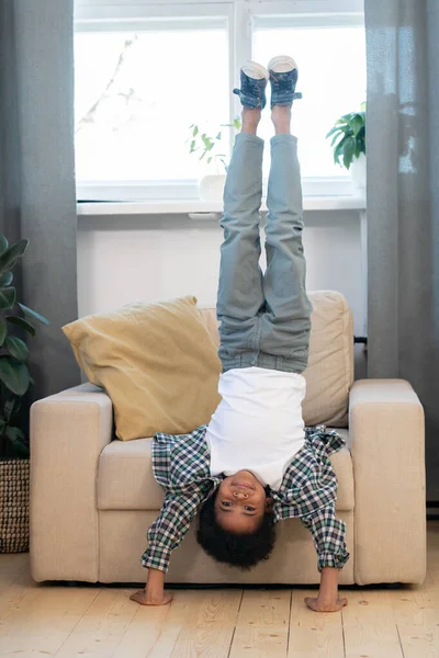 Χαριτωμένο Μικτή Φυλή Σχολιαρόπαιδο Casualwear Κάνει Handstand Στο Πάτωμα Από — Φωτογραφία Αρχείου