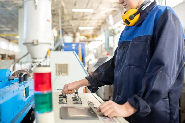 Ung Kvinnlig Arbetare Overaller Som Står Framför Manöverpanelen Industrimaskin Och — Stockfoto