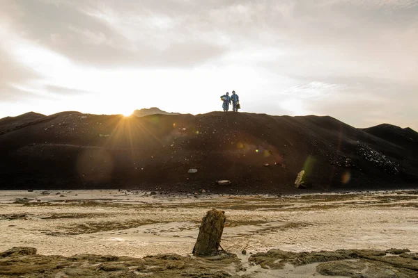 Kleine Silhouetten Van Hedendaagse Onderzoekers Een Heuveltop Tegen Grijze Bewolkte — Stockfoto