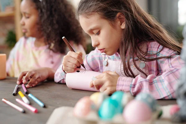 Sério Bonito Menina Desenho Rosto Coelho Páscoa Papel Laminado Com — Fotografia de Stock