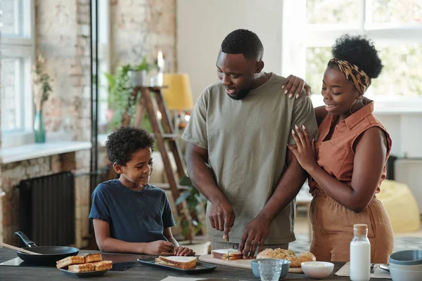 Junger Afrikanischer Mann Schneidet Der Küche Brot Für Sandwiches Für — Stockfoto