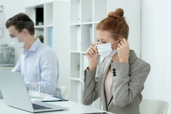 Jonge Hedendaagse Zakenvrouw Zoek Naar Laptop Display Tijdens Voorbereiding Van — Stockfoto