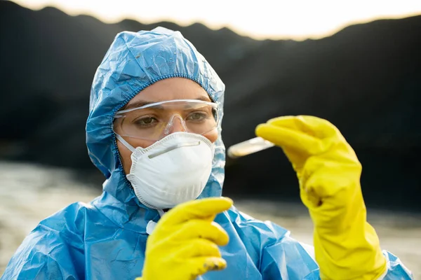 Jovem Cientista Pesquisador Roupas Trabalho Proteção Olhando Para Amostra Solo — Fotografia de Stock