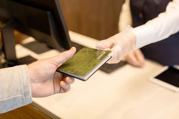 Handschoenenhand Van Jonge Vrouwelijke Receptioniste Die Voor Computer Staat Een — Stockfoto