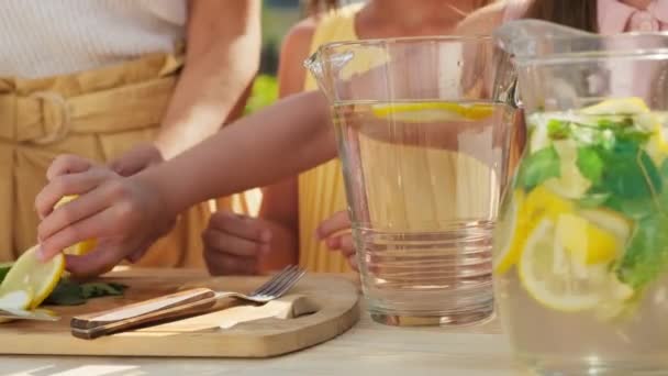 Slow Motion Tussenschot Van Onherkenbare Vrouw Twee Meisjes Die Zomer — Stockvideo