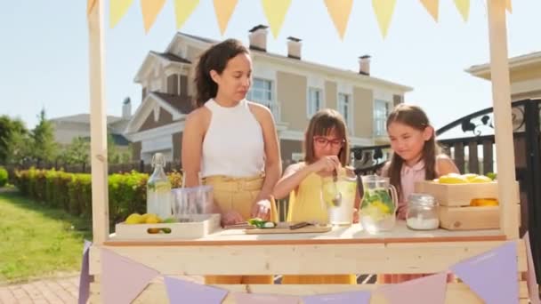 Média Foto Alegre Mulher Raça Mista Assistindo Como Suas Filhas — Vídeo de Stock