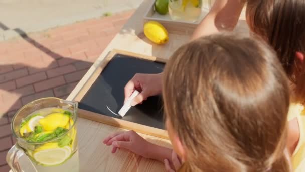 Van Bovenaf Foto Van Een Onherkenbare Vrouw Met Twee Kinderen — Stockvideo