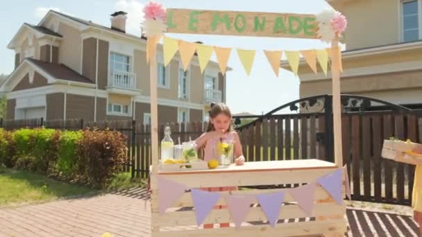 Tiro Médio Duas Meninas Bonitas Anos Idade Preparando Para Mercado — Vídeo de Stock