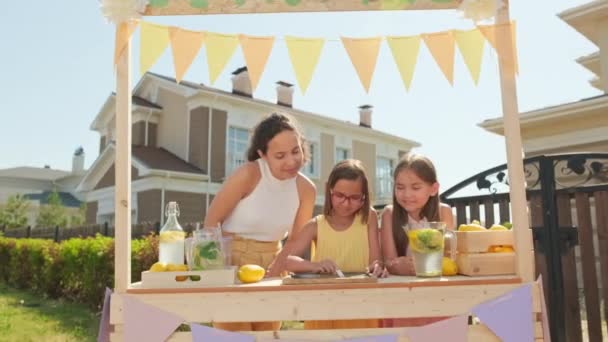Yaşında Güzel Bir Kızın Anne Kız Kardeşiyle Birlikte Diy Limonata — Stok video