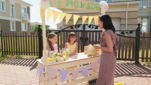 Tiro Medio Mujer Atractiva Joven Vestido Lunares Verano Compra Limonada — Vídeo de stock