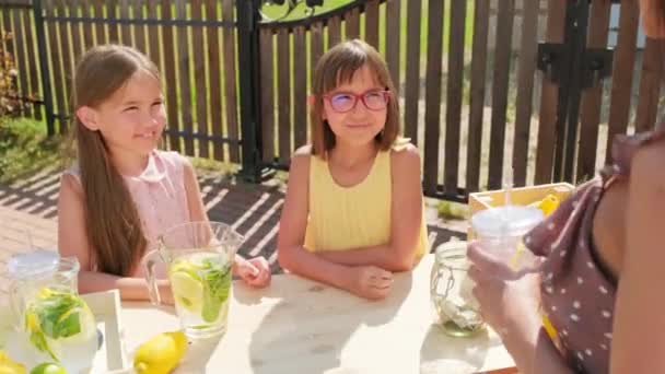 Medium Shot Van Twee Vrolijke Jarige Meisjes Verkopen Limonade Buiten — Stockvideo