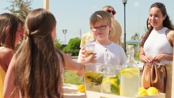 Foto Media Dos Niñas Puesto Madera Diy Venta Limonada Recién — Vídeos de Stock