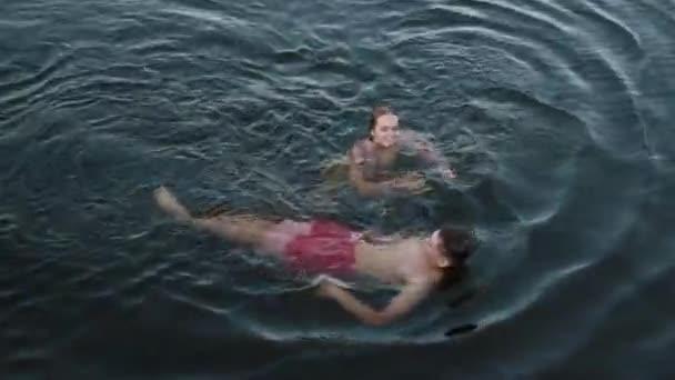 Κορυφαία Φωτογραφία Του Νεαρού Άνδρα Και Της Γυναίκας Που Κολυμπούν — Αρχείο Βίντεο