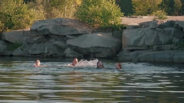 夏天在湖中游泳时 年轻男女的慢镜头在嬉笑和飞溅 — 图库视频影像
